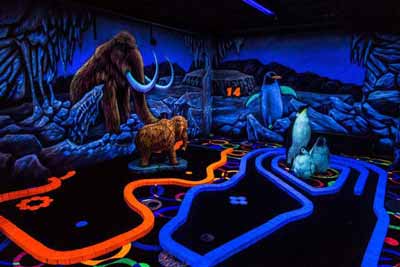 Glow Jungle Golf & 30 minuten bowlen