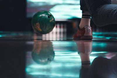 Glow Jungle Golf & 60 minuten bowlen